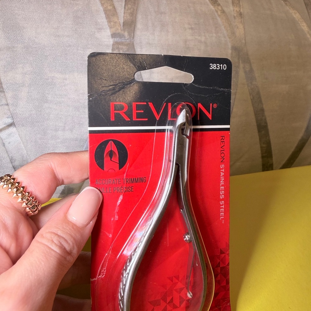 Revlon Cuticle Nipper Packaging - White And Silver